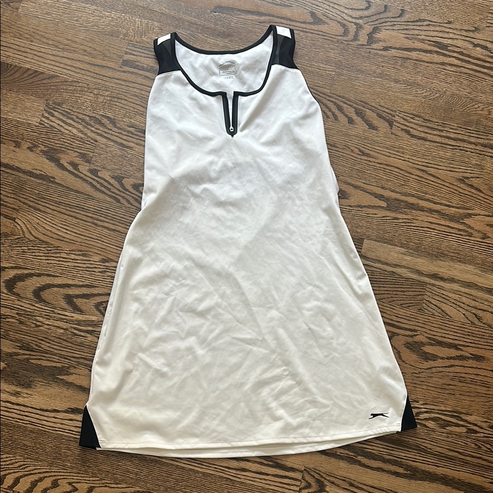 White & Black Sleeveless golf Tennis Dress unlined zip front